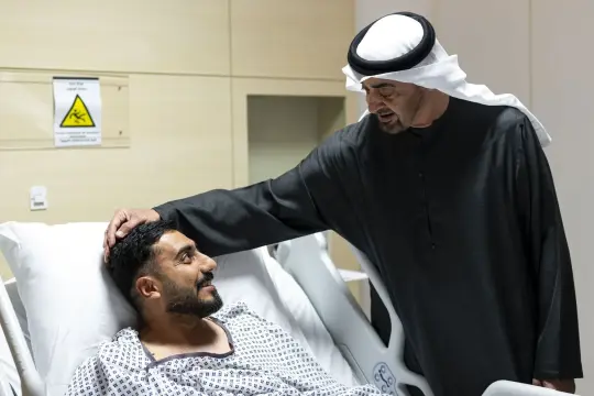 محمد بن زايد يزور مصابي الهجمات الإيرانية ويطمئن على حالتهم الصحية