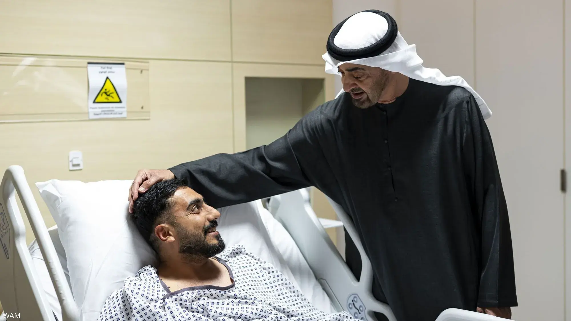 رئيس الإمارات يشيد بتكاتف المجتمع ويثمن جهود الطواقم الطبية في علاج المصابين