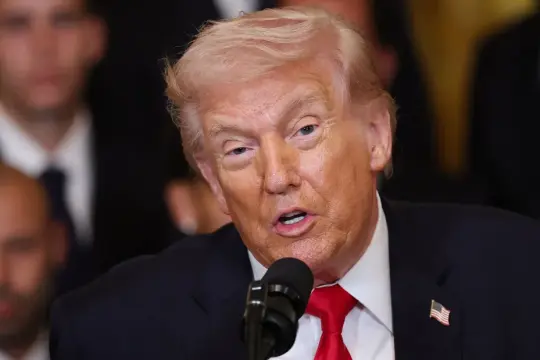 ترامب: شركات السلاح الأميركية توافق على مضاعفة إنتاج الأسلحة الدقيقة