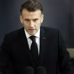 ماكرون يؤكد تضامن فرنسا مع الإمارات ويرسل تعزيزات عسكرية إلى المتوسط