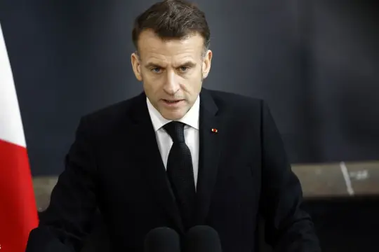 ماكرون يؤكد تضامن فرنسا مع الإمارات ويرسل تعزيزات عسكرية إلى المتوسط