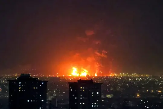 إسرائيل تستهدف مستودعات نفط في طهران وتؤكد استمرار الضغط على النظام الإيراني