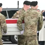 ترامب يشرف على مراسم إعادة جثامين الجنود الأميركيين الستة قتلى الحرب على إيران