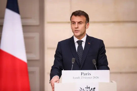 ماكرون يتصل بترامب وبيزشكيان ويطالب إيران بوقف ضرباتها في المنطقة