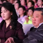 كيم جونغ أون يحضر حفلاً موسيقياً مع زوجته وابنته بمناسبة اليوم العالمي للمرأة