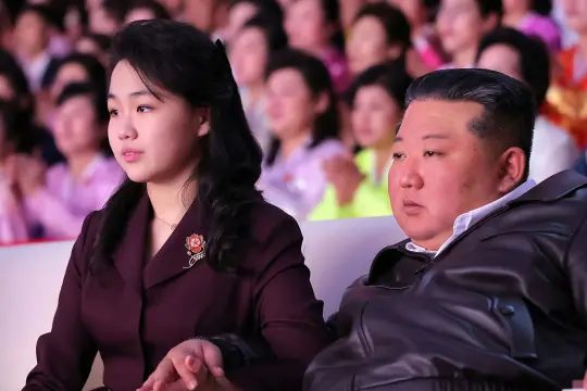 كيم جونغ أون يحضر حفلاً موسيقياً مع زوجته وابنته بمناسبة اليوم العالمي للمرأة