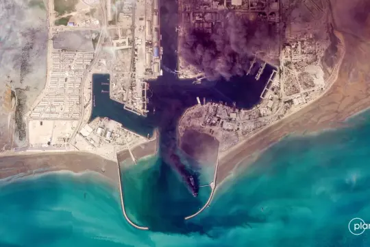 سفينتان إيرانيتان تغادران ميناء صيني محملتين بمواد كيميائية متجهة إلى إيران