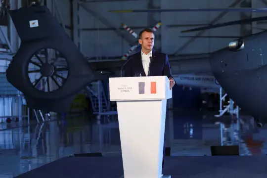 فرنسا تنشر 12 سفينة حربية لتأمين الملاحة في البحر المتوسط والبحر الأحمر