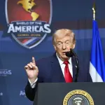 صحيفة: ترامب أبلغ مساعديه بأنه سيدعم اغتيال خامنئي إذا لم يمتثل للمطالب الأميركية