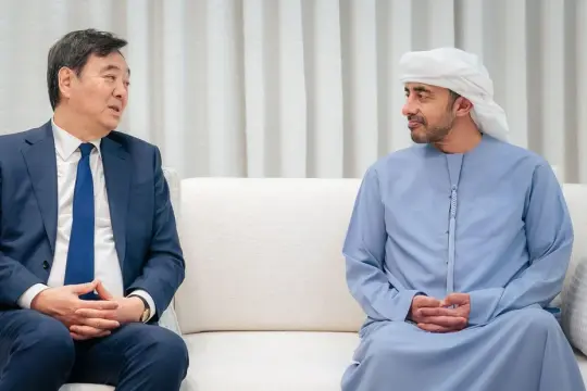 الشيخ عبد الله بن زايد يبحث مع المبعوث الصيني تعزيز التعاون الإقليمي والدبلوماسي