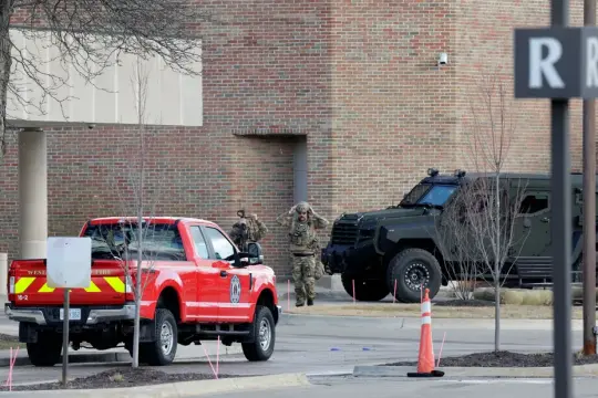 مقتل مهاجم بعد اقتحام كنيس يهودي بشاحنة في ميشيغن الأميركية