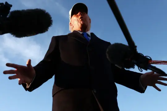 ترامب يؤكد أن إيران "مهزومة تماما" ويرفض أي اتفاق معها