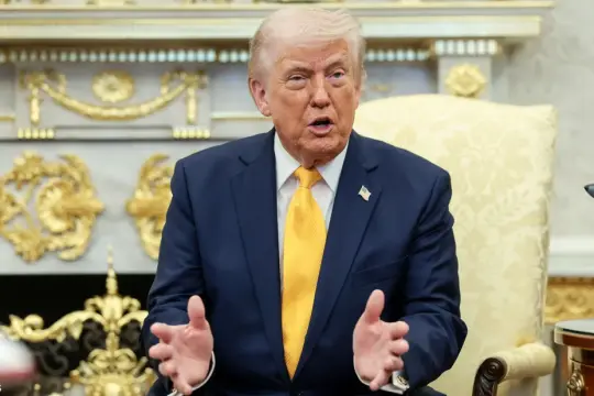 ترامب يتمسك بـ"السلام عبر القوة" ويصعّد تهديداته لإيران بشأن مضيق هرمز