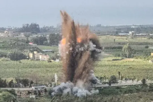 تصعيد إسرائيلي في جنوب لبنان رغم الهدنة: تفجير منازل وقصف مدفعي وإغلاق بلدات