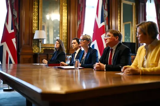 بريطانيا تتهم إيران بابتزاز الاقتصاد العالمي عبر مضيق هرمز