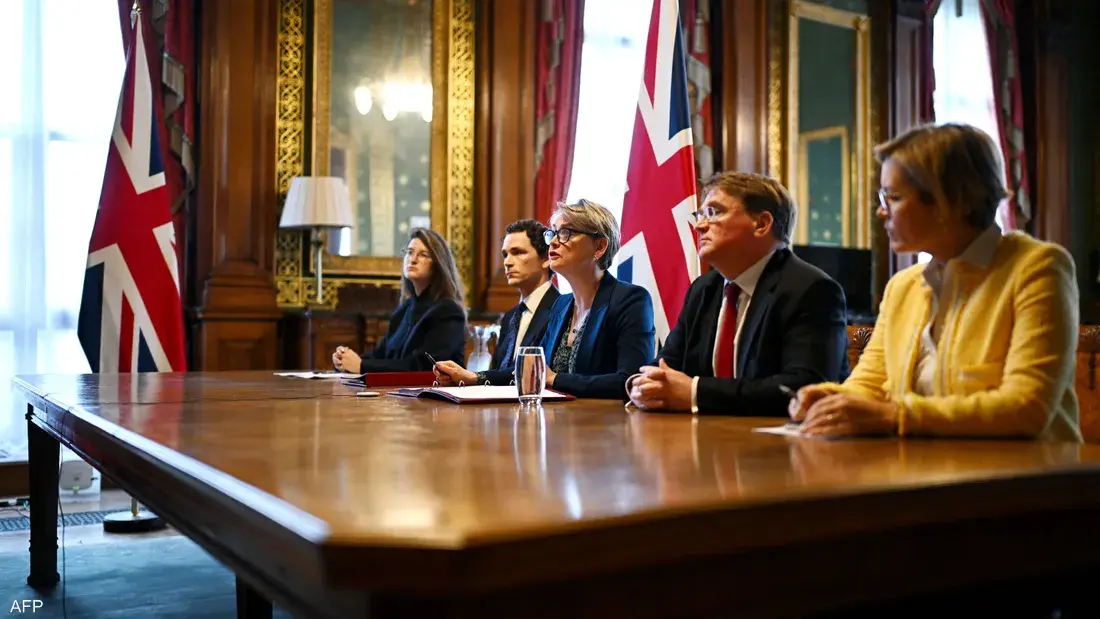 لندن تبحث مع أكثر من 40 دولة إعادة فتح الممر الحيوي وتلوّح بخيارات دبلوماسية وعسكرية