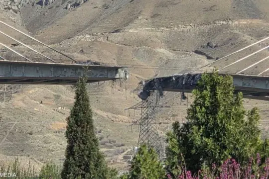 الولايات المتحدة تستهدف جسراً إيرانياً رئيسياً وتلوّح بضربات إضافية بعد تهديد ترامب