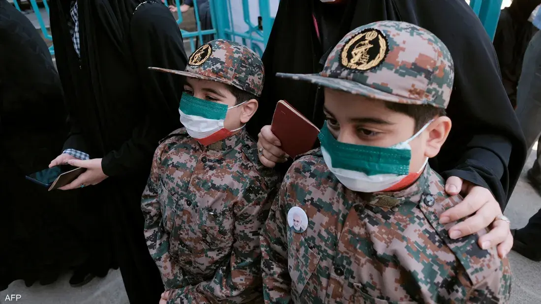 منظمة حقوقية تدين استخدام الحرس الثوري للأطفال في نقاط التفتيش والدوريات خلال الهجمات الأميركية والإسرائيلية