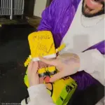 6ix9ine يكشف عن توقيع الرئيس الفنزويلي مادورو على دمية سبونج بوب داخل السجن