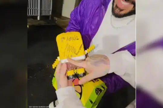 6ix9ine يكشف عن توقيع الرئيس الفنزويلي مادورو على دمية سبونج بوب داخل السجن