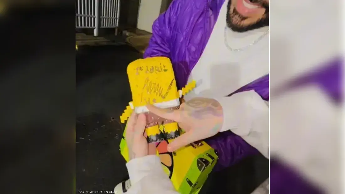 مغني الراب الأميركي يستعرض الدمية الموقعة بعد الإفراج عنه من مركز احتجاز بروكلين