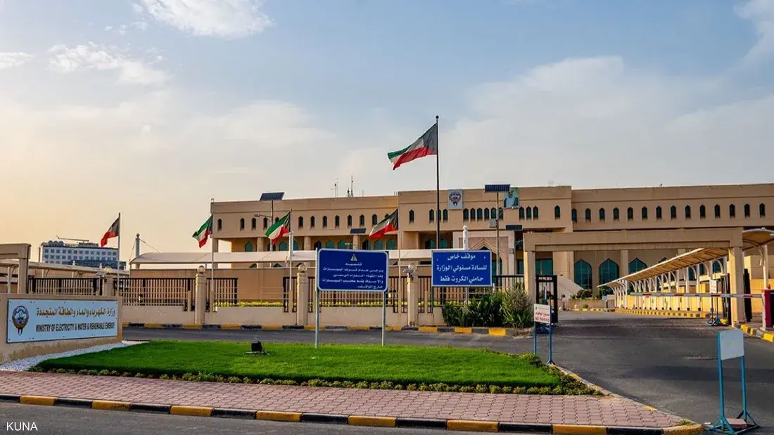 فرق الطوارئ تعمل لإعادة التيار الكهربائي بعد الأضرار الناتجة عن اعتداء إيراني على محطة طاقة