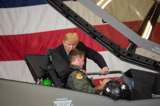 ترامب يكشف تفاصيل عملية إنقاذ الطيار الأميركي المصاب داخل إيران