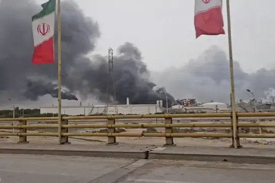 إسرائيل تشن ضربات مركزة على منشآت البتروكيماويات الإيرانية وتشل 85% من صادرات القطاع