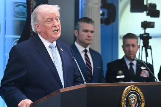 ترامب يكشف تفاصيل عملية إنقاذ الطيارين الأميركيين داخل إيران