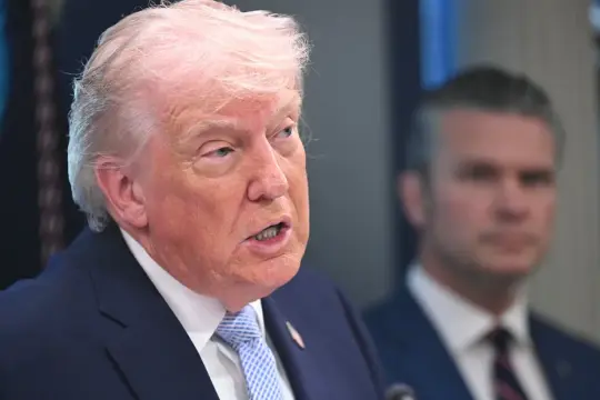 ترامب يكشف عن إرسال أسلحة للمتظاهرين الإيرانيين ويعترض على احتفاظ الأكراد بها