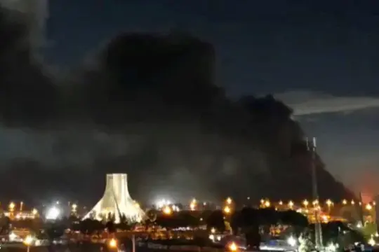 انفجارات متفرقة في إيران وموجة غارات إسرائيلية قبل مهلة ترامب لإعادة فتح مضيق هرمز