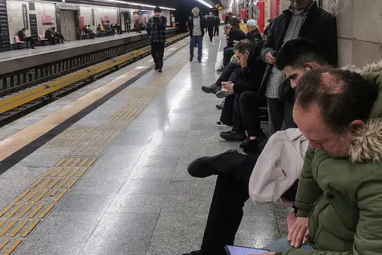 إسرائيل تحذر الإيرانيين من استخدام القطارات بعد موجة غارات جوية على إيران