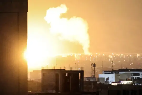 الولايات المتحدة وإسرائيل تشنّان غارات مكثفة على إيران قبل انتهاء مهلة ترامب