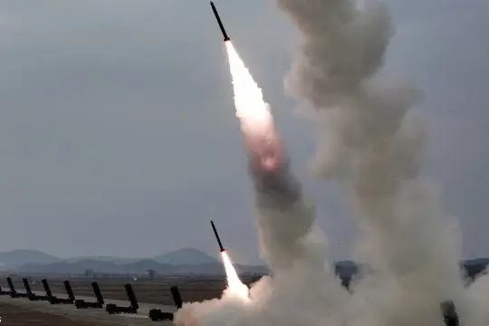 كوريا الشمالية تجري تجارب صاروخية متقدمة وتصعد التوتر مع سول