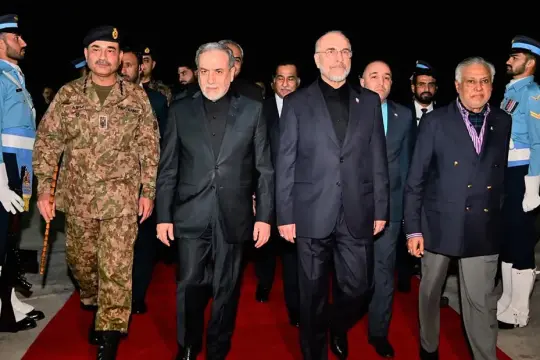 الوفد الإيراني يلتقي رئيس وزراء باكستان قبل محادثات مع الولايات المتحدة