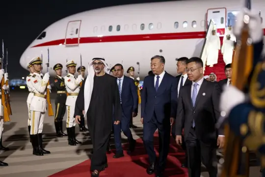 ولي عهد أبوظبي يبدأ زيارة رسمية إلى الصين لتعزيز الشراكة الاستراتيجية
