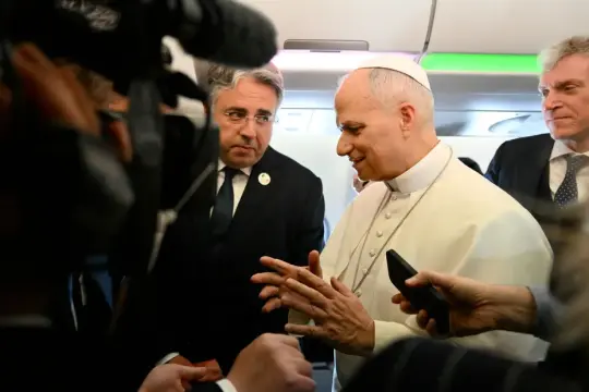 البابا ليو الرابع عشر: سأواصل معارضة الحرب رغم هجوم ترامب عليه