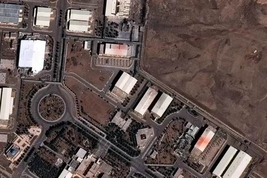 صور أقمار اصطناعية تكشف نشاطاً غير اعتيادي قرب منشأة نطنز النووية في إيران