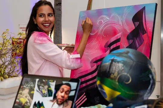 فنانة باراغوايانية تمزج الفن بكرة القدم استعدادًا لمونديال 2026 في ميامي