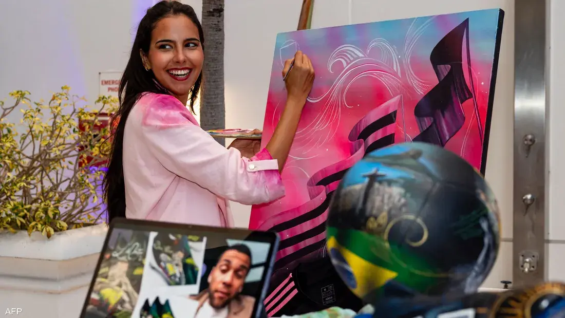 ليلي كانترو تستعرض أعمالها المستوحاة من كرة القدم في حي وينوود قبل انطلاق كأس العالم