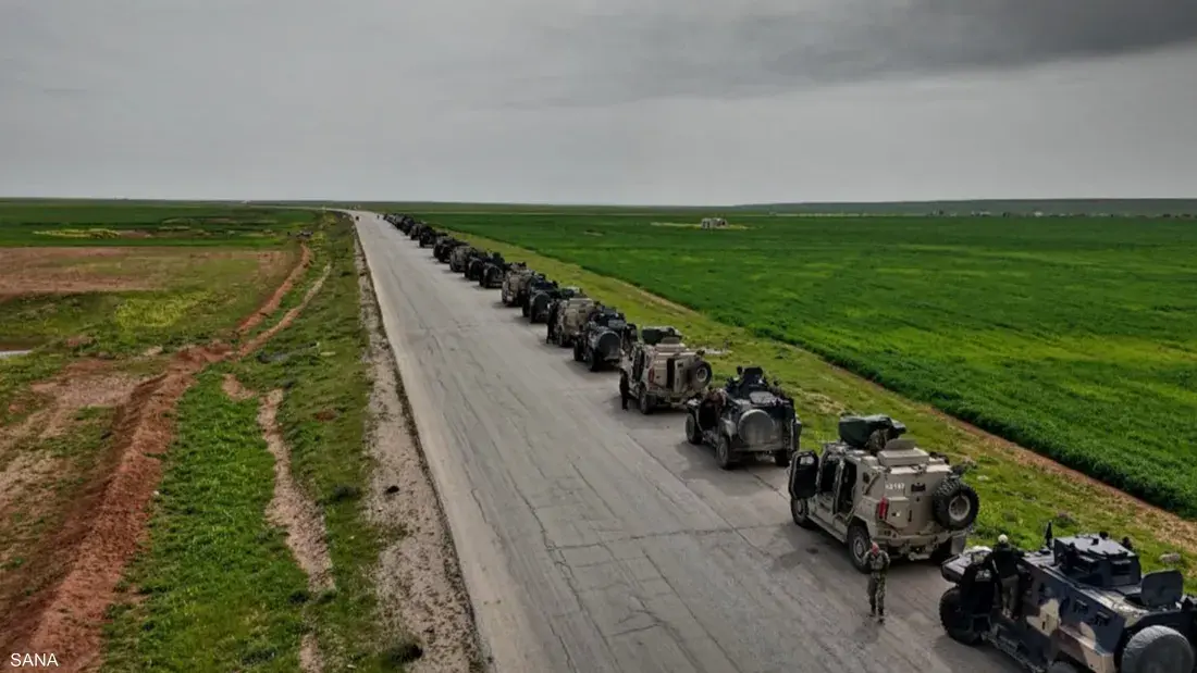 الجيش السوري يتسلم قاعدة قسرك في الحسكة بعد انسحاب قوات التحالف الدولي