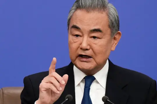 الصين تدعو لضمان حرية الملاحة في مضيق هرمز وترحب بجهود استئناف الحركة البحرية