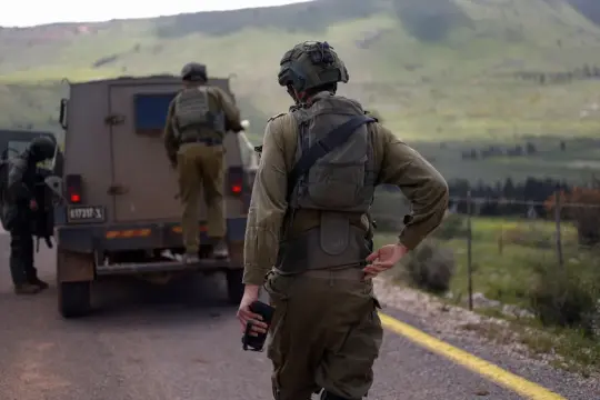 الجيش الإسرائيلي يعلن إنشاء “خط أصفر” جنوب لبنان وينفذ ضربات ضد مسلحين