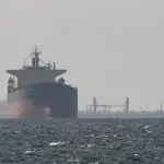 تحرك عشرات السفن باتجاه مضيق هرمز بعد إعادة فتحه وسط حذر دولي