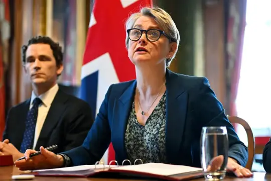 بريطانيا تدعو لعودة كاملة للملاحة في مضيق هرمز رغم وقف إطلاق النار