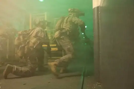 واشنطن تستعد لمداهمة ناقلات نفط مرتبطة بإيران وسط تصعيد في مضيق هرمز