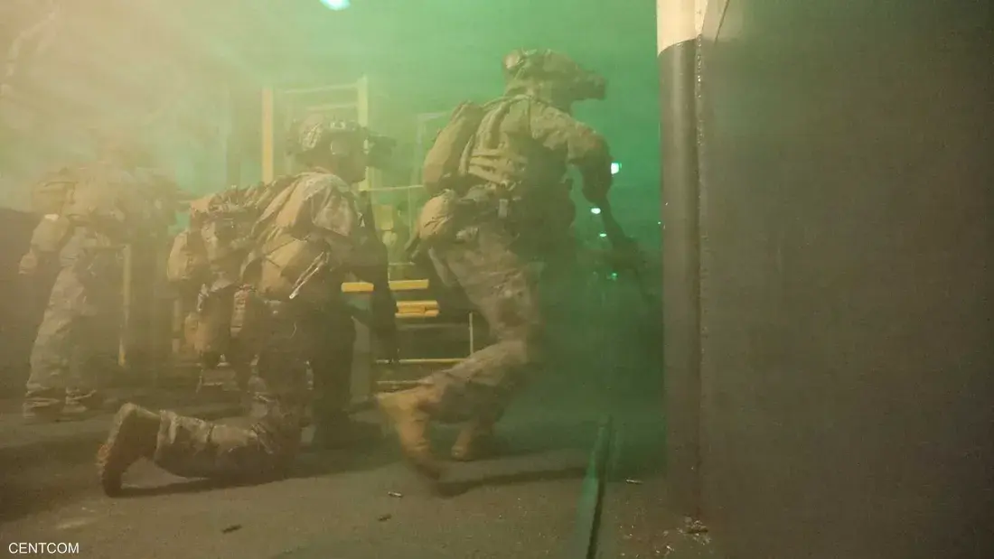 توتر بحري متصاعد مع هجمات على سفن تجارية وإغلاق جديد للممر الاستراتيجي