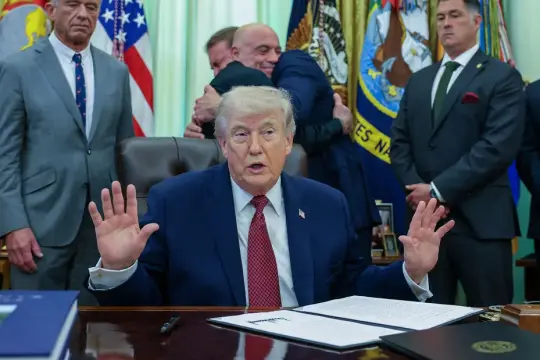 ترامب: "قنابل ستبدأ بالانفجار" إذا انهار وقف إطلاق النار مع إيران وتحذير من تصعيد خطير