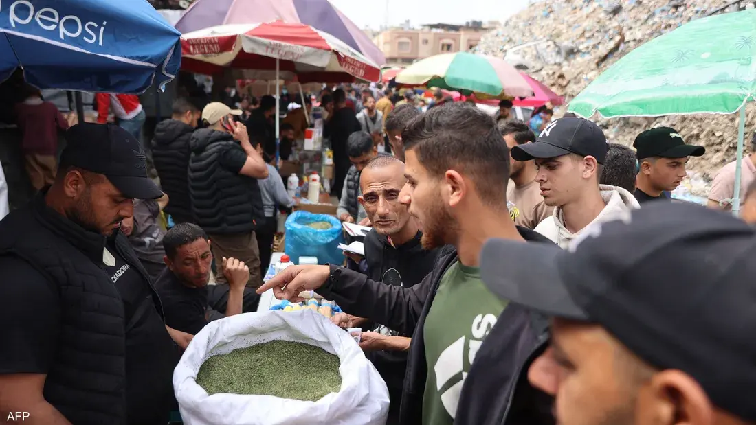 مدخنون يلجأون لأوراق الملوخية والنيكوتين وسط ارتفاع حاد للأسعار ونقص المواد الأساسية