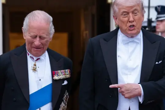 ترامب يحرج الملك تشارلز بتعليق طريف خلال استقبال رسمي في البيت الأبيض